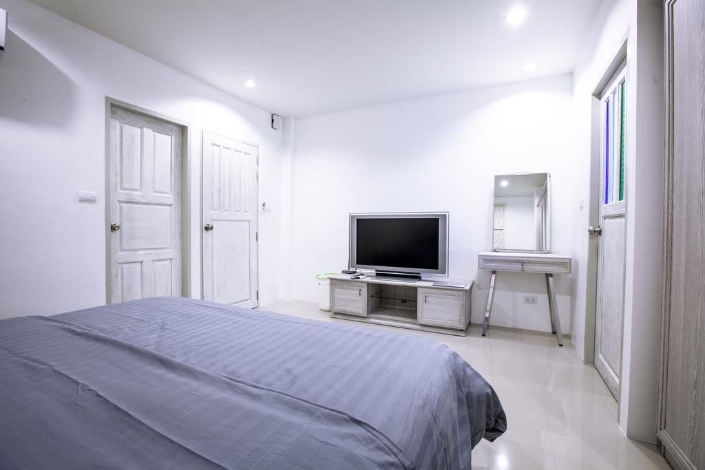 Number 4 Phuket Apartment Nai Harn Room photo